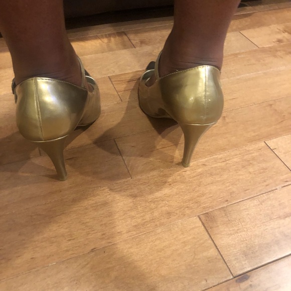Beautiful Gold shoes NEVER Worn.Ankle strap. - Picture 4 of 6